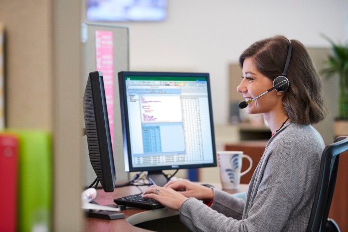 Mujer trabajando en computadora. 