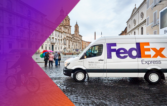 Camioneta de FedEx en frente de personas en una ciudad de Europa.