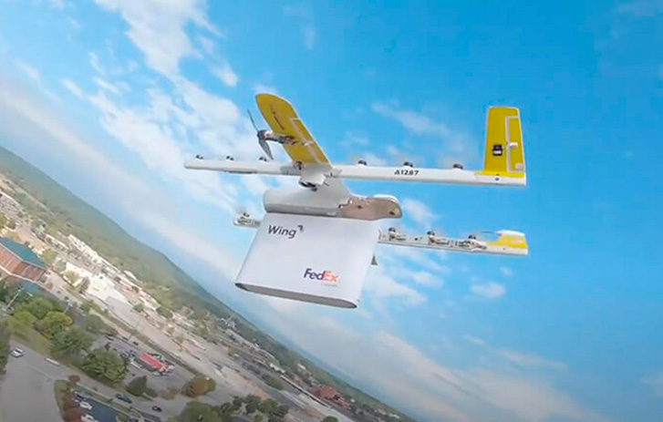 FedEx-drone, der flyver gennem luften