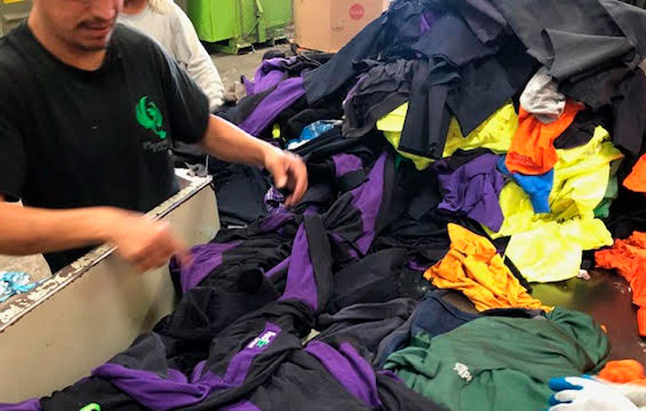 uniformes de FedEx reciclados