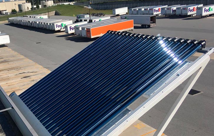 Image d'un panneau solaire sur le site de FedEx Ground en Floride