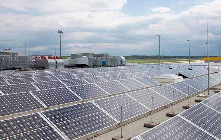 Una fila de paneles solares en el suelo