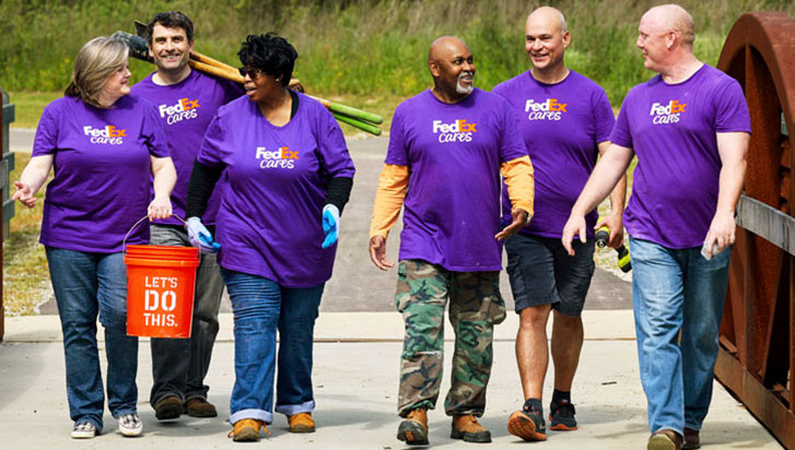 Group of FedEx team members volunteering